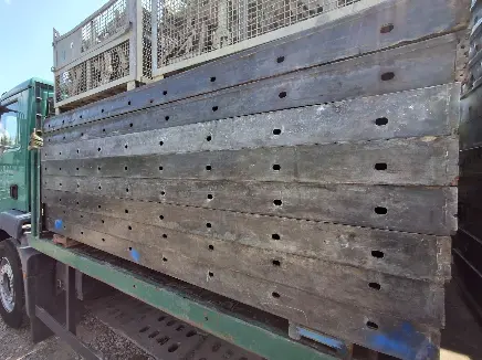Płyty szalunkowe i kosze transportowe na samochodzie