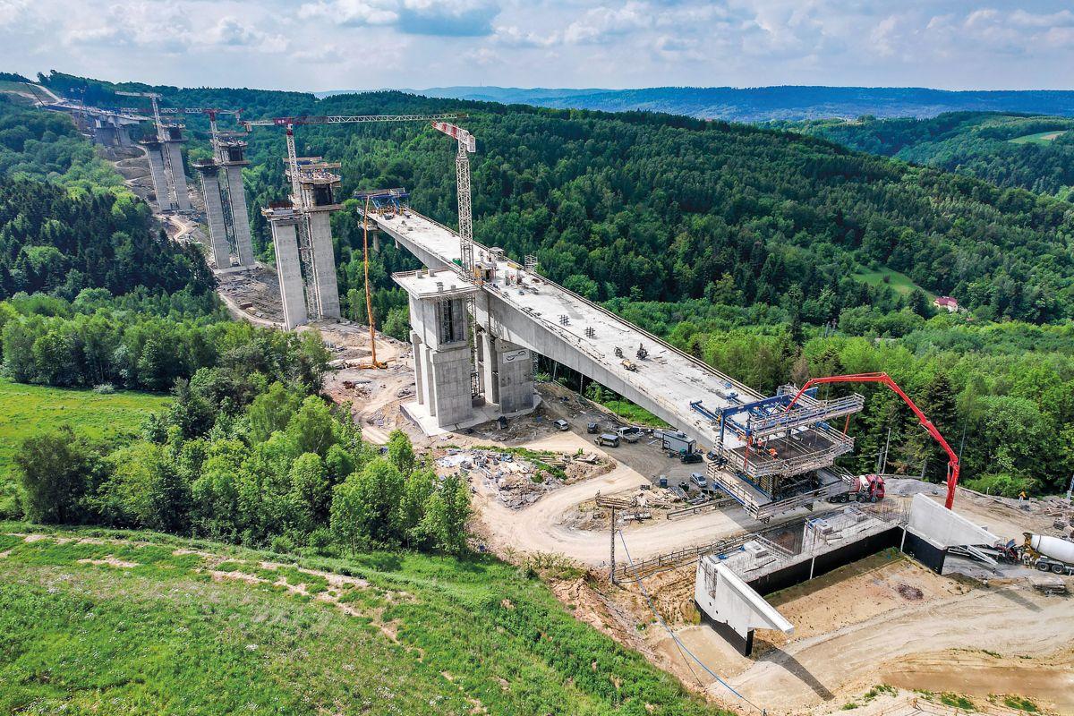 66 Meter über dem Tal. Wie Doka den ES-26 Viadukt auf der S19 schalt